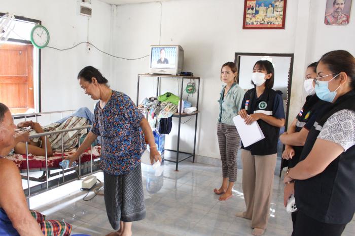 วันพฤหัสบดีที่ ๒๗ ตุลาคม ๒๕๒๖ งานสาธารณสุข สำนักปลัด กองสวัสดิการสังคม ลงพื้นที่ตรวจการปฏิบัติงานอาสาสมัครบริบาลท้องถิ่นเพื่อดูแลผู้ป่วยสูงอายุที่มีภาวะพึ่งพิง