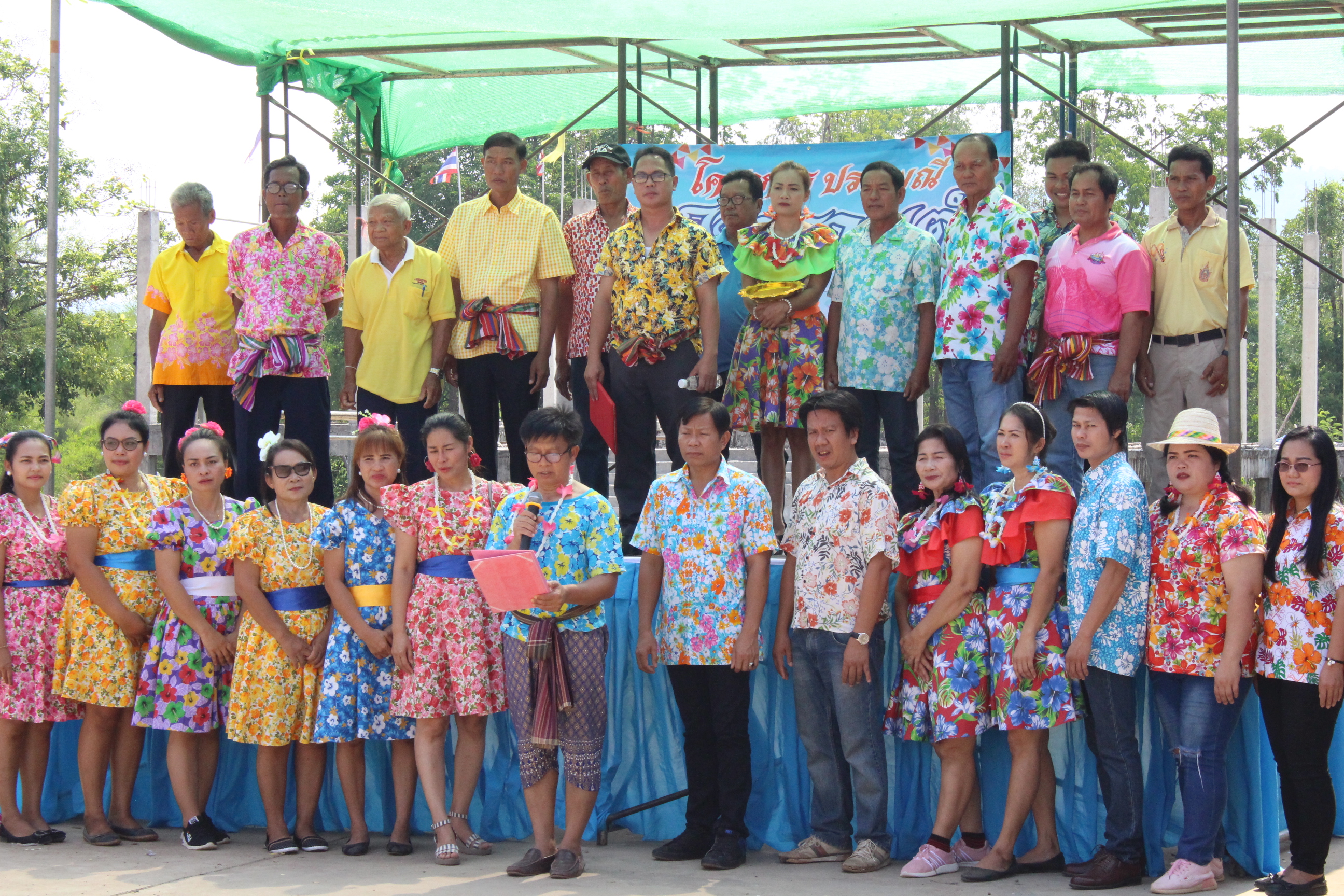 รดน้ำดำหัวผู้สูงอายุประเพณีสงกรานต์