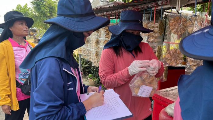 วันที่ ๒๓ เมษายน ๒๕๖๗ เทศบาลตำบลบ้านค้อ ร่วมมือกับ สสจ. รพ.ส.ต บ้านหนองทุ่ม สุ่มเก็บตัวอย่างผลิตภัณฑ์ปลาน้ำจืดตากแห้ง ณ สถานที่จำหน่าย ตรวจสอบด้วยชุดทดสอบเบื้องต้น (Test Kit) 