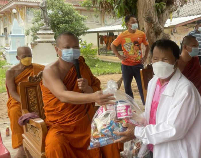 นายพนอม มุจรินทร์ รองนายกเทศมนตรี พร้อมด้วยคณะฯ เป็นตัวแทนรับมอบสิ่งของบริจาคเพื่อช่วยเหลือผู้ประสบภัยจากโควิด-19 ณ วัดสุตประดิษฐ์ บ้านหัวขัว อำเภอโนนสัง จังหวัดหนองบัวลำภู