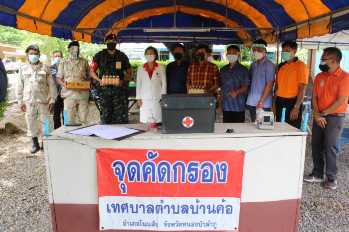 นางศิวพร ฉั่วสวัสดิ์ ผู้ว่าราชการจังหวัดหนองบัวลำภู ออกตรวจเยี่ยมและให้กำลังใจผู้ปฏิบัติหน้าที่จุดตรวจ/จุดคัดกรอง ด่านหน้าสำนักงานเทศบาลตำบลบ้านค้อ         