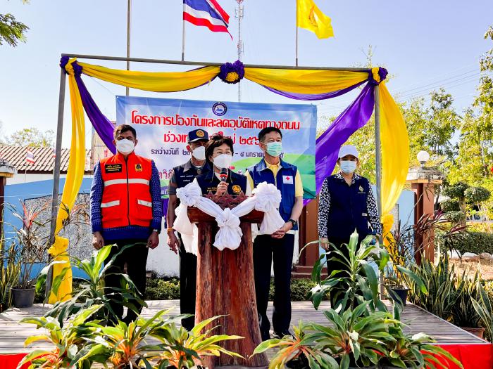 วันเสาร์ที่ 1 มกราคม 2565 นางศิวพร ฉั่วสวัสดิ์ ผู้ว่าราชการจังหวัดหนองบัวลำภู ลงพื้นที่ตรวจเยี่ยมจุดตรวจการป้องกันและลดอุบัติเหตุทางถนน ช่วงปีใหม่ โดยมีนายอำเภอ นายกเทศมนตรีตำบลบ้านค้อ หัวหน้าส่วนราชการ รพ.สต. อปพร. จิตอาสา กำนัน ผู้ใหญ่บ้านให้การต้อนรับ