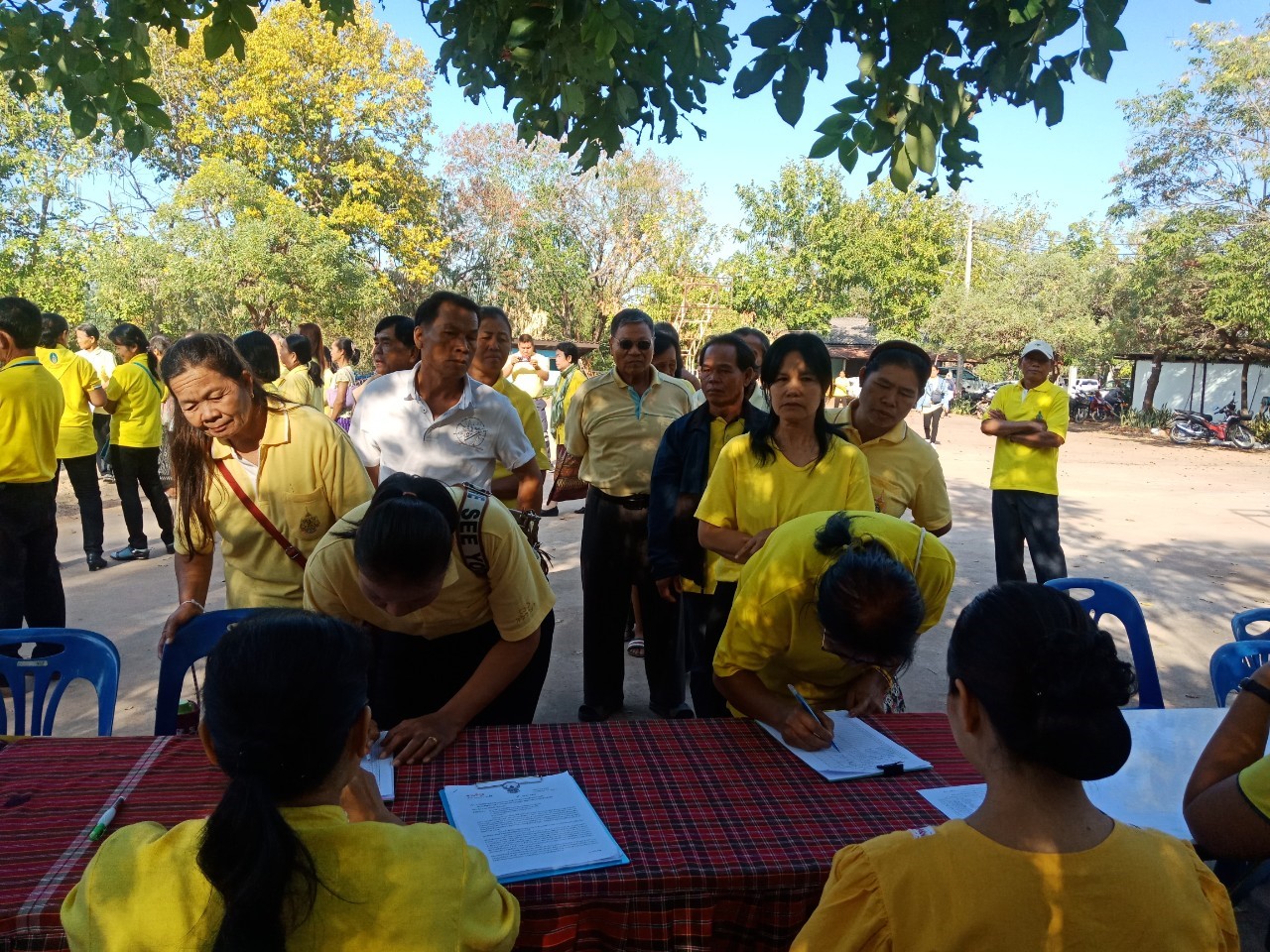 มอบพระบรมฉายาลักษณ์