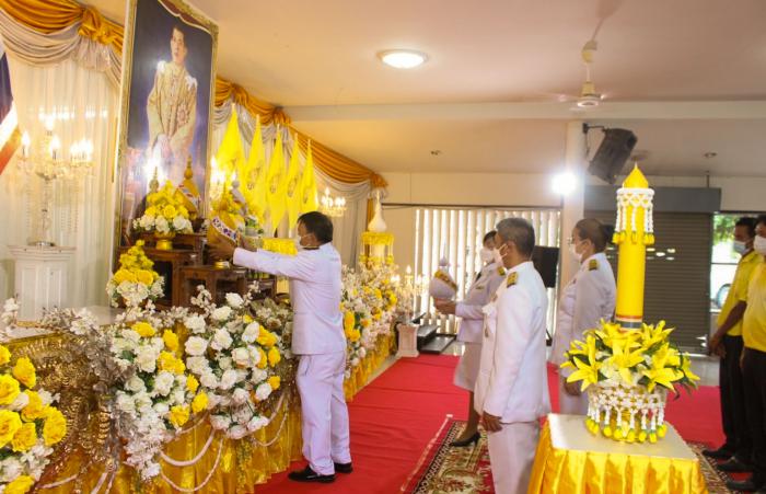 วันพฤหัสบดีที่ ๒๘ กรกฎาคม ๒๕๖๕ เทศบาลตำบลบ้านค้อ ร่วมวมพิธีจุดเทียนชัยถวายพระพรชัยมงคล เนื่องในโอกาสวันเฉลิมพระชนมพรรษาพระบาทสมเด็จพระเจ้าอยู่หัว 
