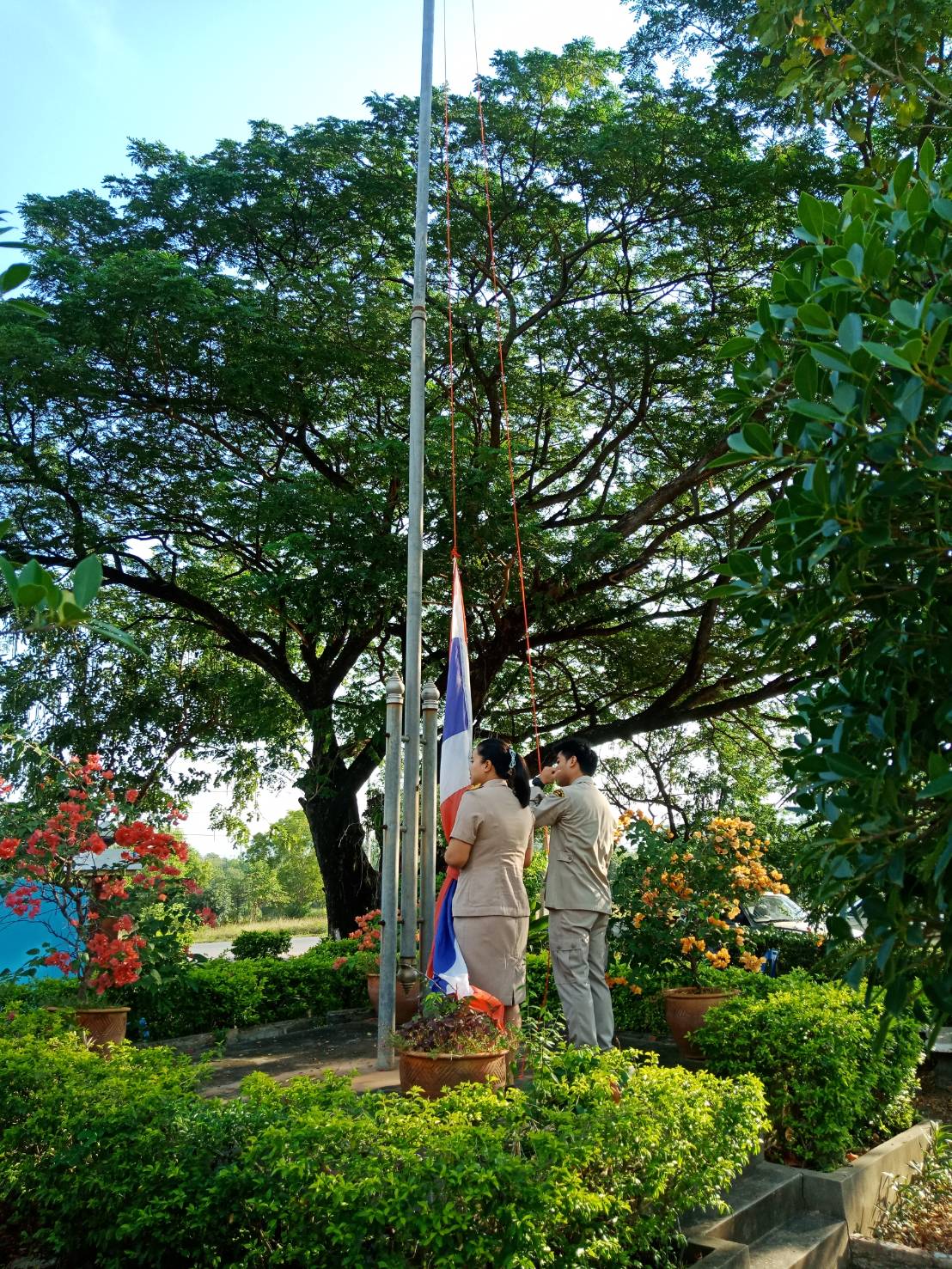 เคารพธงชาติเพื่อแสดงถึงความจงรักภักดีต่อชาติ ศาสนา พระมหากษัตริย์