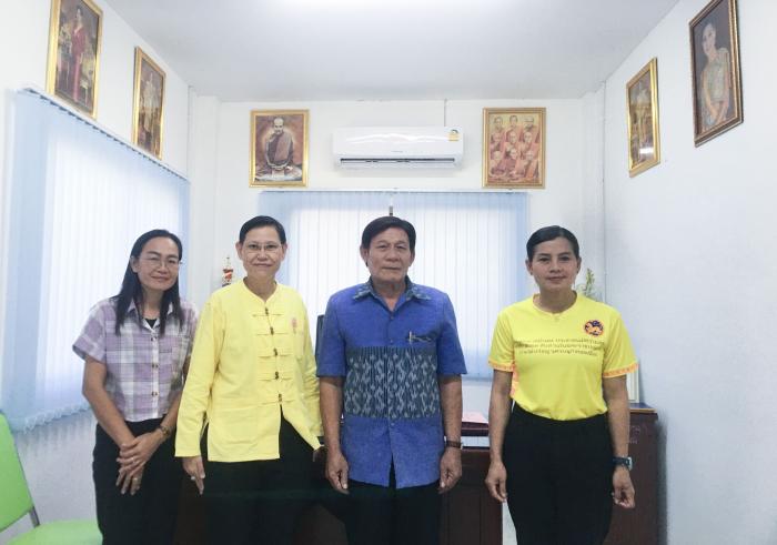 วันศุกร์ที่ ๗ กรกฎาคม ๒๕๖๖ นางสาวหนึ่งฤทัย ตันติพลับทอง ผู้อำนวยการศูนย์ปฏิบัติการฝนหลวงภาคตะวันออกเฉียงเหนือตอนบน เข้าพบ นายทองม้วน ดอนน้อยหน่า นายกเทศมนตรีตำบลบ้านค้อ เสนอกิจกรรมปั้นหุ้มดินเมล็ดพันธุ์พืช