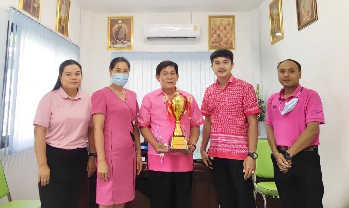  วันอังคารที่ ๑๕ สิงหาคม ๒๕๖๖ เทศบาลตำบลบ้านค้อ ร่วมแสดงความยินดี ทีมฟุตบอลตำบลบ้านค้อ สามารถคว้าแชมป์ฟุตบอล รายการส่งเสริมสุขภาพในอำเภอโนนสัง รุ่นอายุไม่เกิน ๑๒ ปี ของการท่องเที่ยวและกีฬาจังหวัดหนองบัวลำภู 